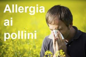 uomo con allergia